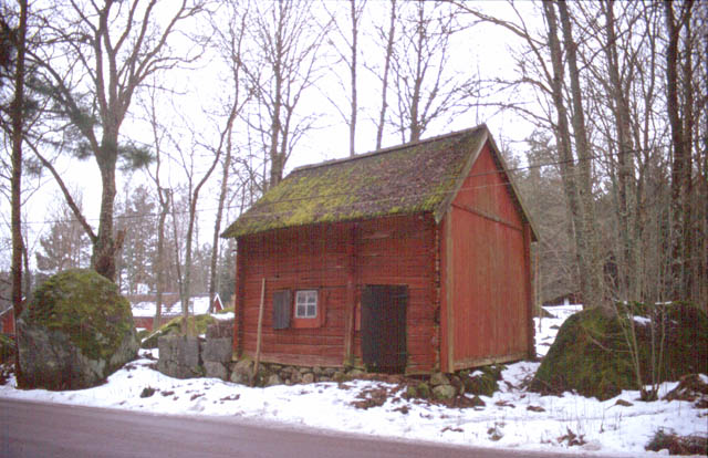 A red hut, near the Mälaren lake, Mar 1999